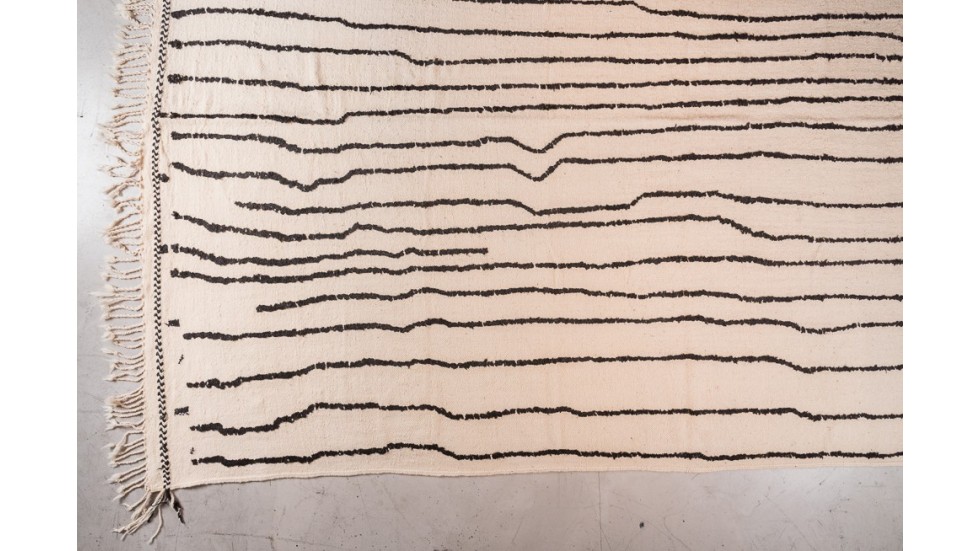 NOUVEAU- TAPIS BERBERE BOUJAD- lignes noires - 439x288