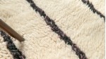 Tapis berbère Azilal- pure laine- écru et noir-320x210cm