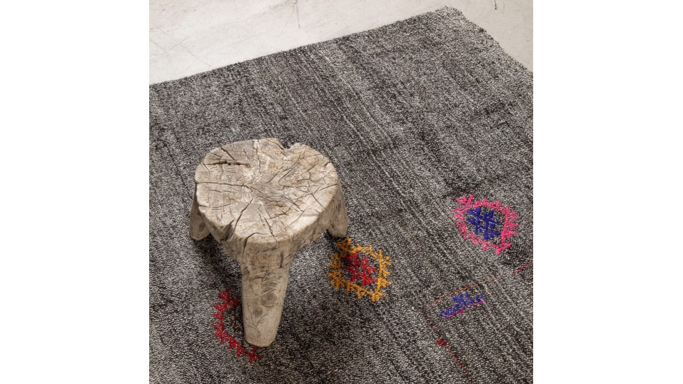 NOUVEAU- TAPIS DE PASSAGE KIRCIL brodé EN LAINE gris brodé -330x118 NOUVEAU- TAPIS DE PASSAGE KIRCIL brodé EN LAINE gris brodé -330x118