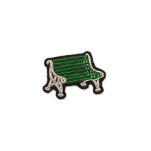 Broche Banc public brodée à la main