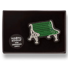 Broche Banc public brodée à la main