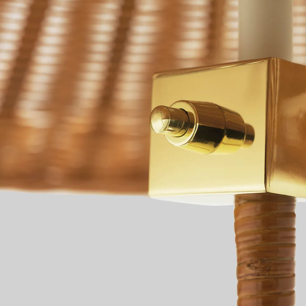 Lampadaire 9602 en laiton et osier