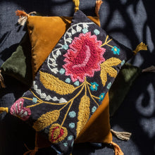Coussin Noyaux de Cerises Brodé - 30cm x 20cm - Mysore indigo
