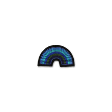 Broche Arc-en-Bleu brodée à la main
