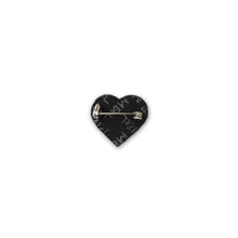 Broche Bisou magique brodée à la main
