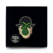 Broche Visage pomme brodée à la main - Collaboration The Magritte Shop