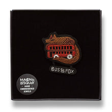 Broche Bus and Fox brodée à la main
