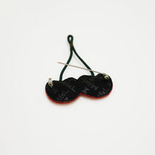 Broche Cerises de plaisir brodée à la main