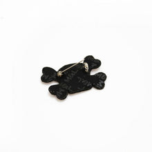 Broche brodée à la main - Corsaire rose