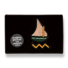 Broche Félouque brodée à la main