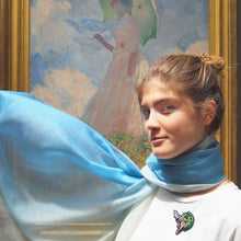 Broche Femme à l’ombrelle brodée à la main