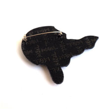 Broche Femme à l’ombrelle brodée à la main