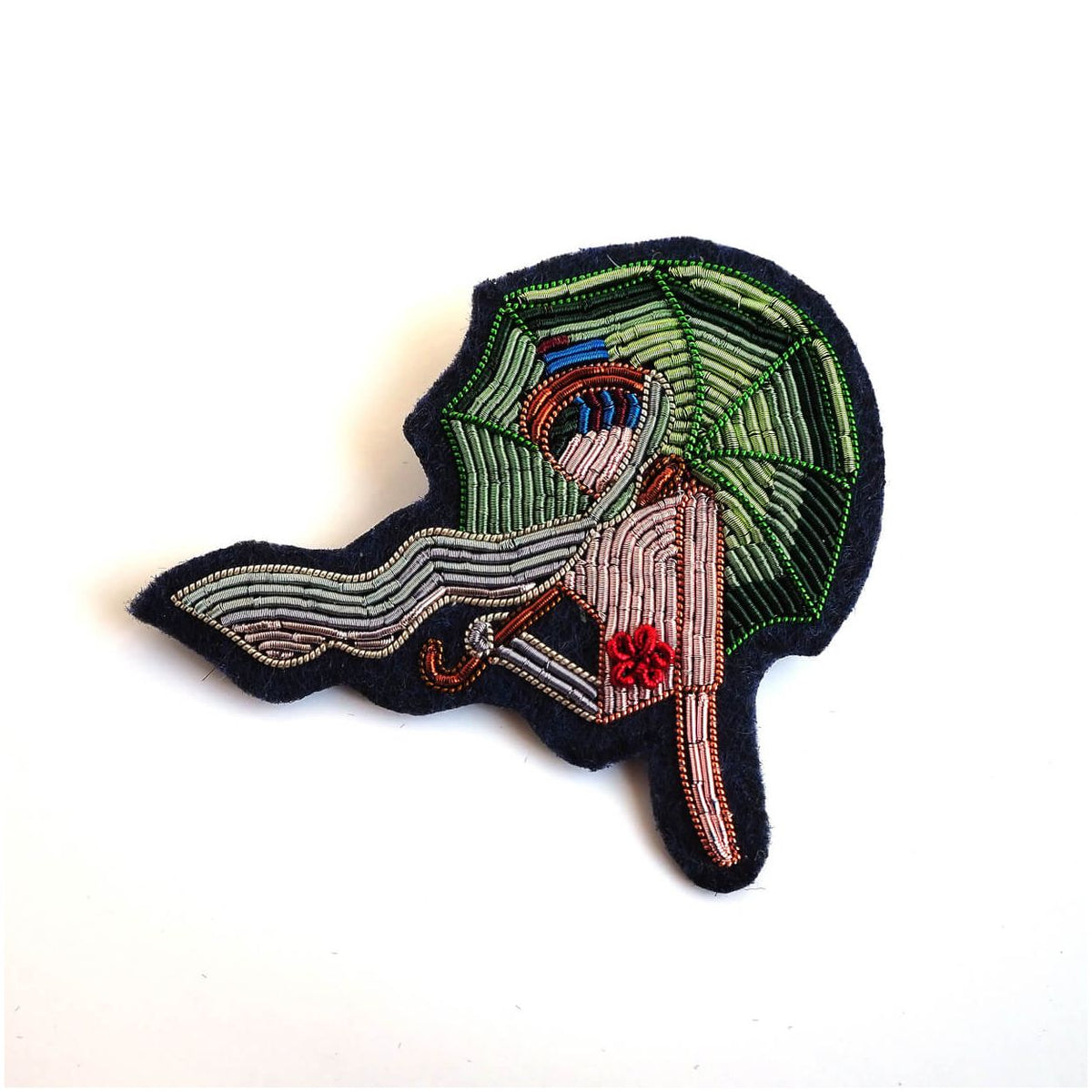 Broche Femme à l’ombrelle brodée à la main