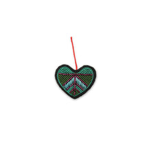 Broche Feuille de cœur brodée à la main