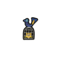 Broche Liberté pour les chats brodée à la main