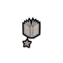 Broche Livre blanc brodée à la main