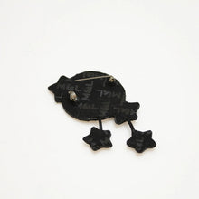 Broche Lune brodée à la main