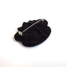 Broche Nymphéa brodée à la main