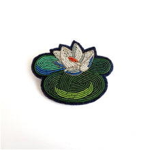 Broche Nymphéa brodée à la main