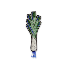 Broche Poireau brodée à la main