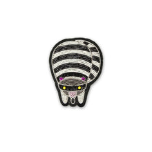 Broche Raton laveur brodée à la main