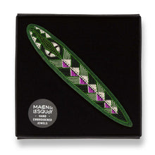 Broche Socroco brodée à la main