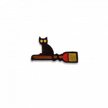 Broche brodée à la main - Sorcière