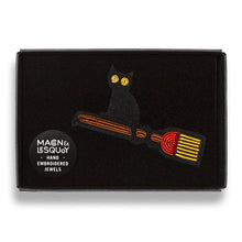 Broche brodée à la main - Sorcière