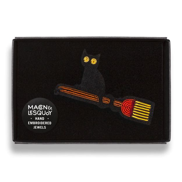 Broche brodée à la main - Sorcière